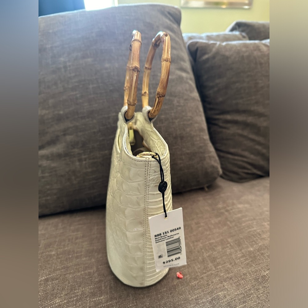 Gorgeous bag beautiful detail handle wood perfect size too